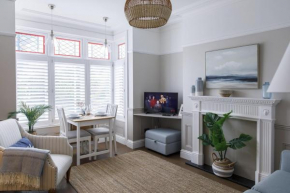 Grove Apartment with Free on street Parking